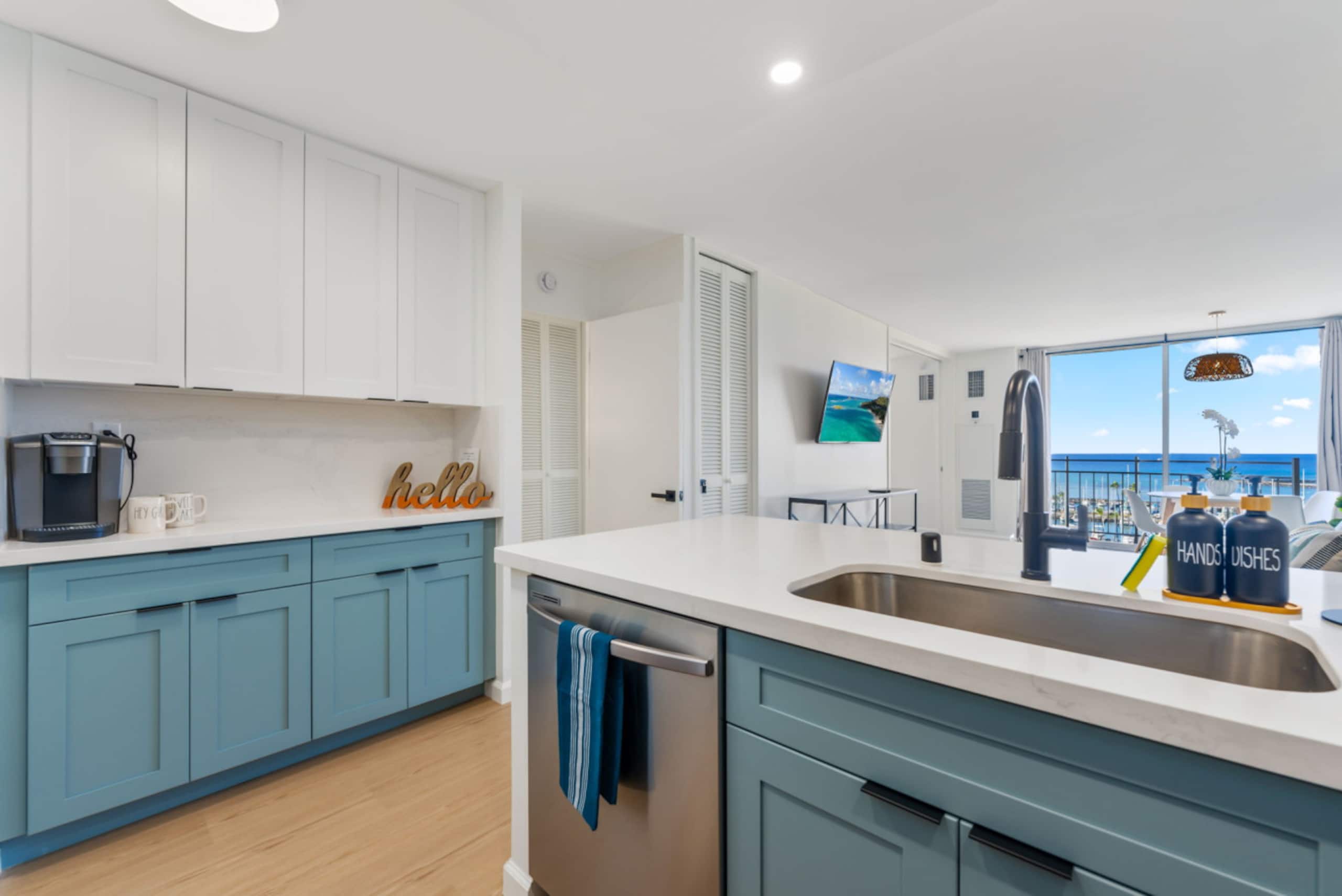 *Oceanfront Renovated Getaway in Waikiki - Image 8