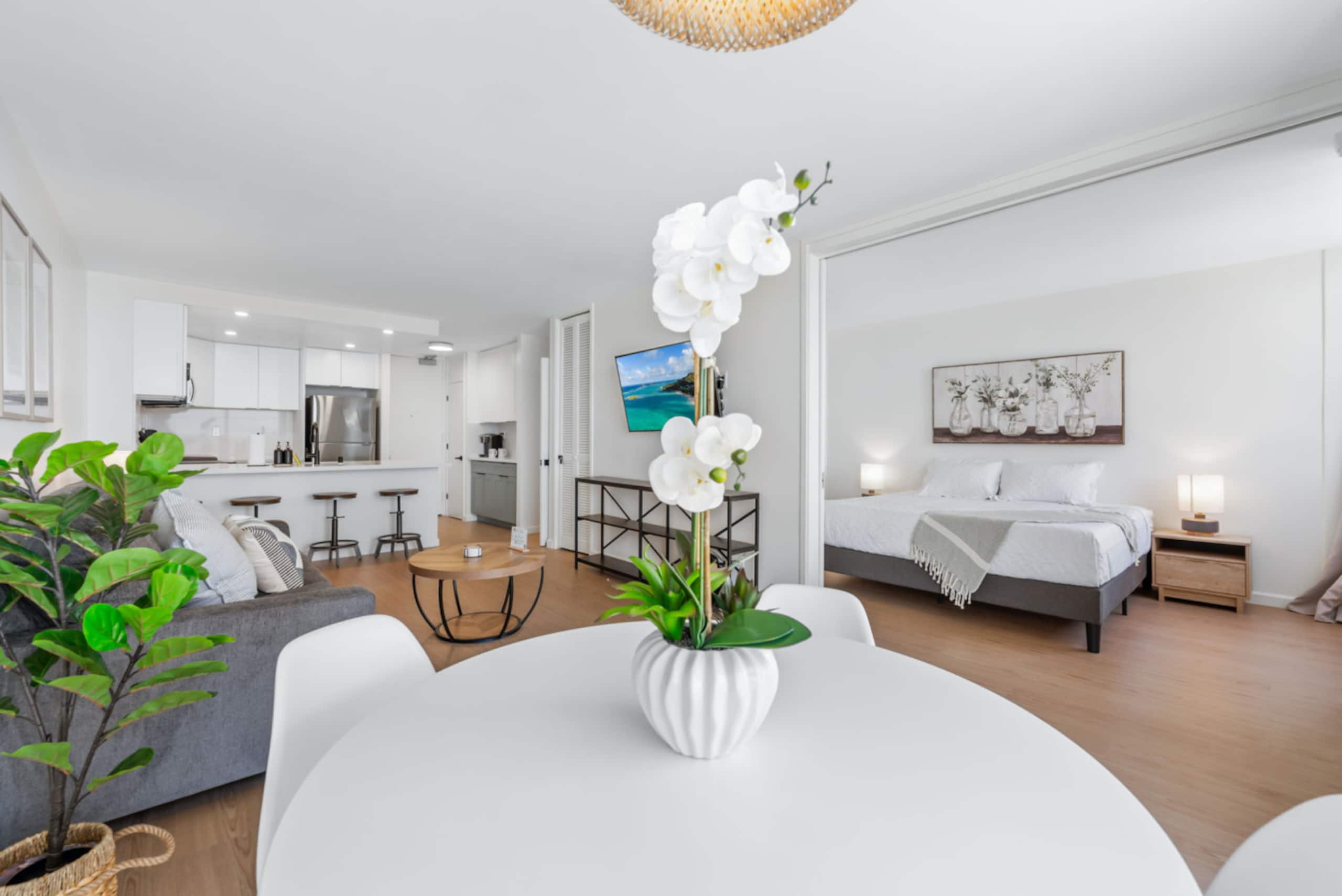 *Oceanfront Renovated Getaway in Waikiki - Image 29