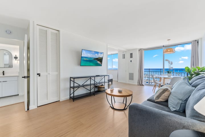 *Oceanfront Renovated Getaway In Waikiki - O‘ahu, HI
