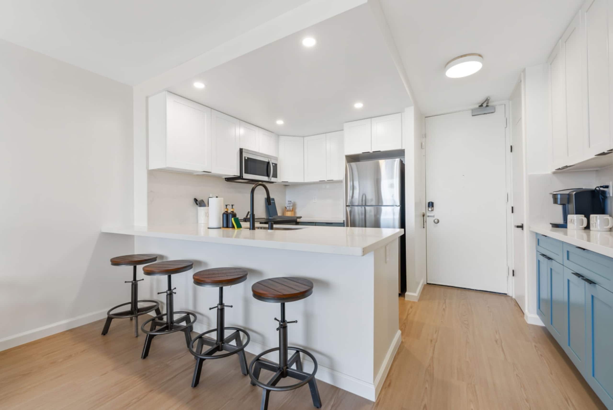 *Oceanfront Renovated Getaway in Waikiki - Image 9