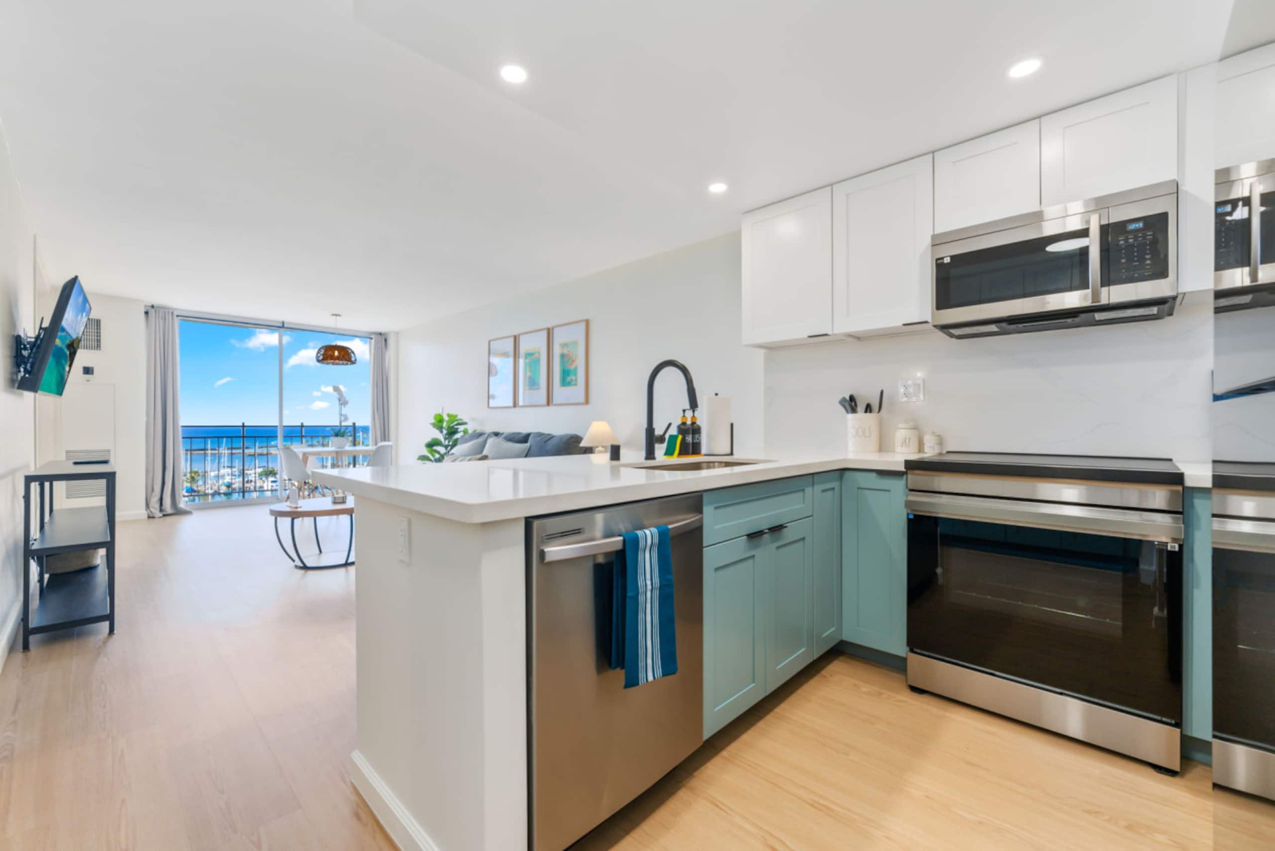 *Oceanfront Renovated Getaway in Waikiki - Image 12