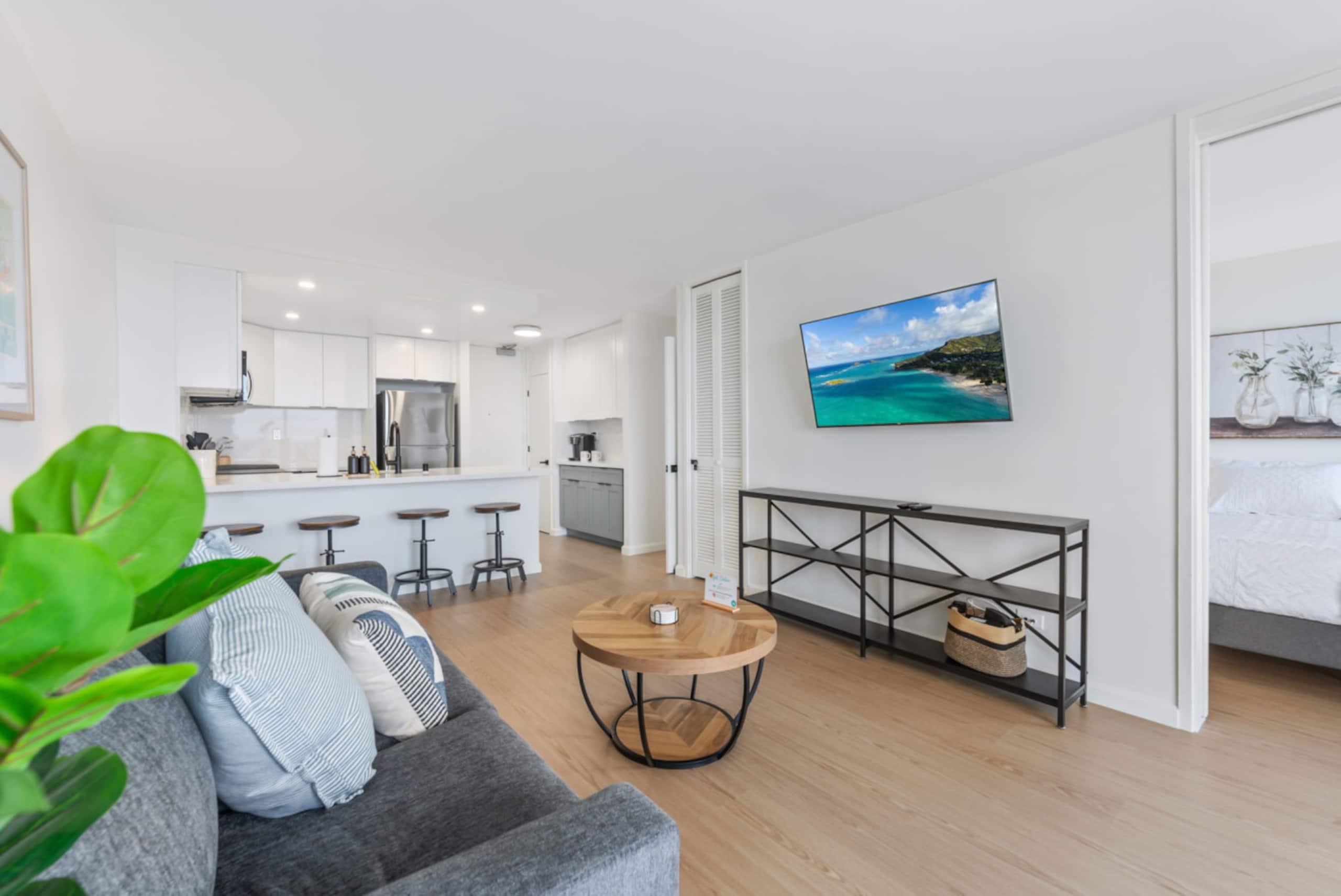 *Oceanfront Renovated Getaway in Waikiki - Image 7