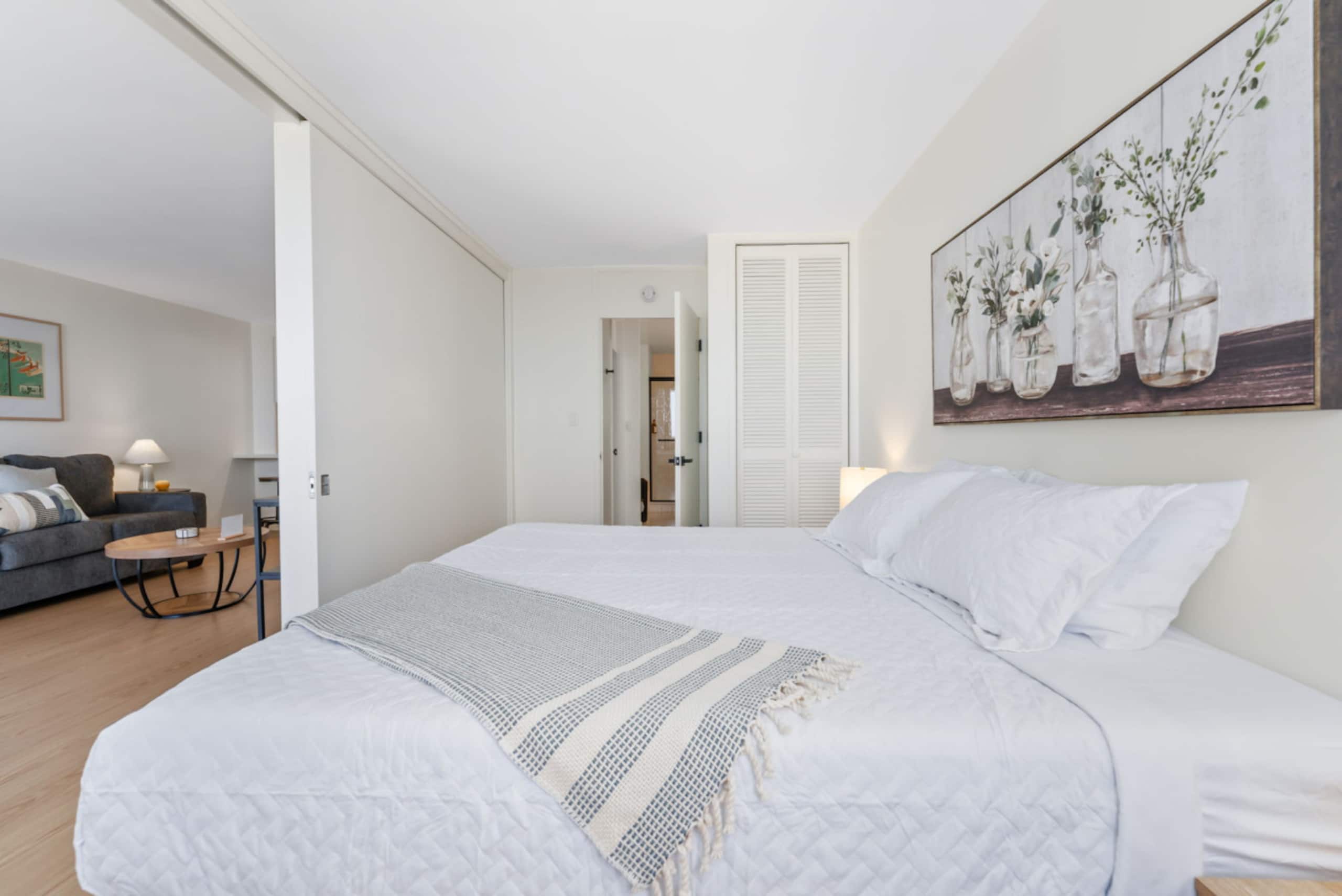 *Oceanfront Renovated Getaway in Waikiki - Image 14