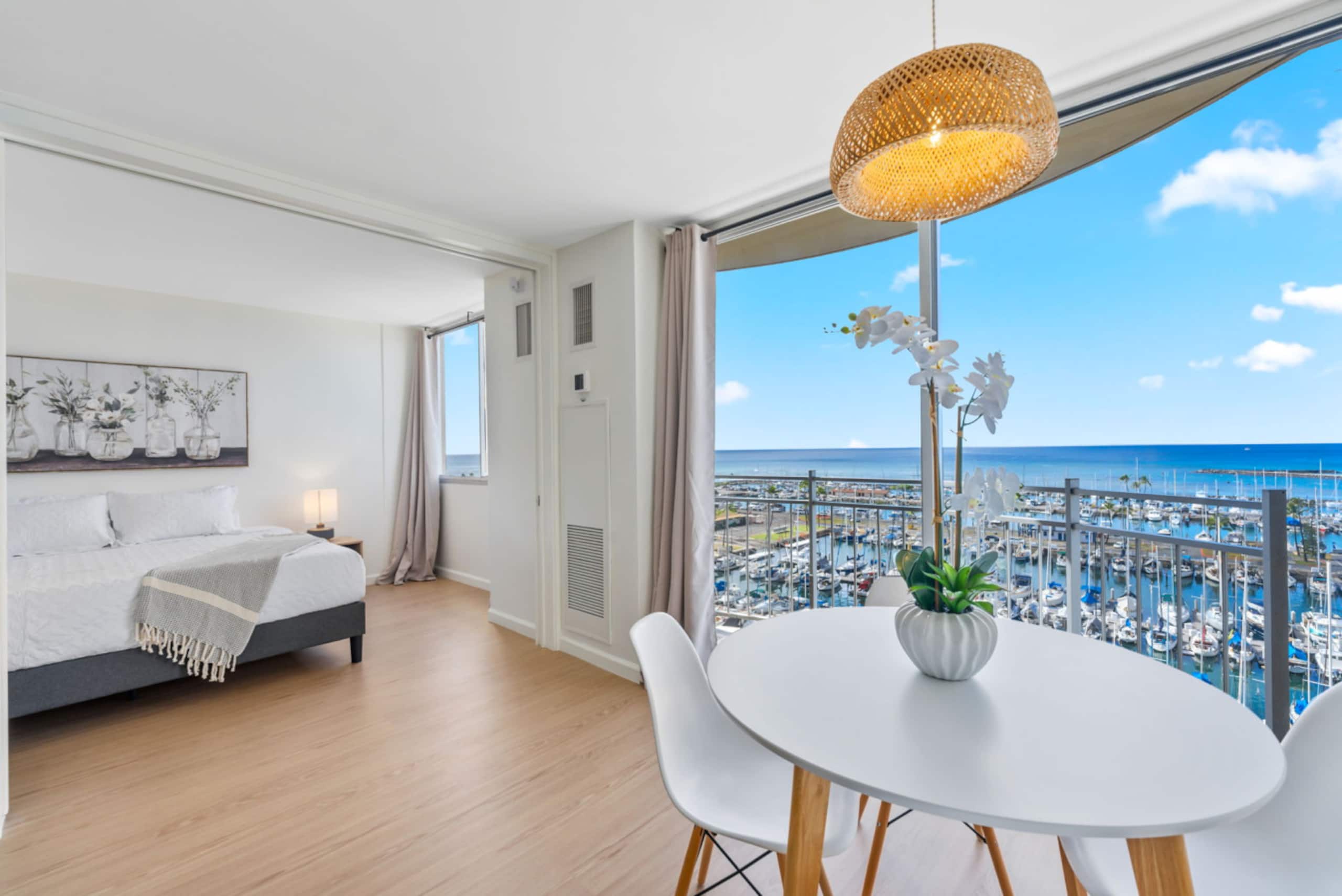 *Oceanfront Renovated Getaway in Waikiki - Image 18