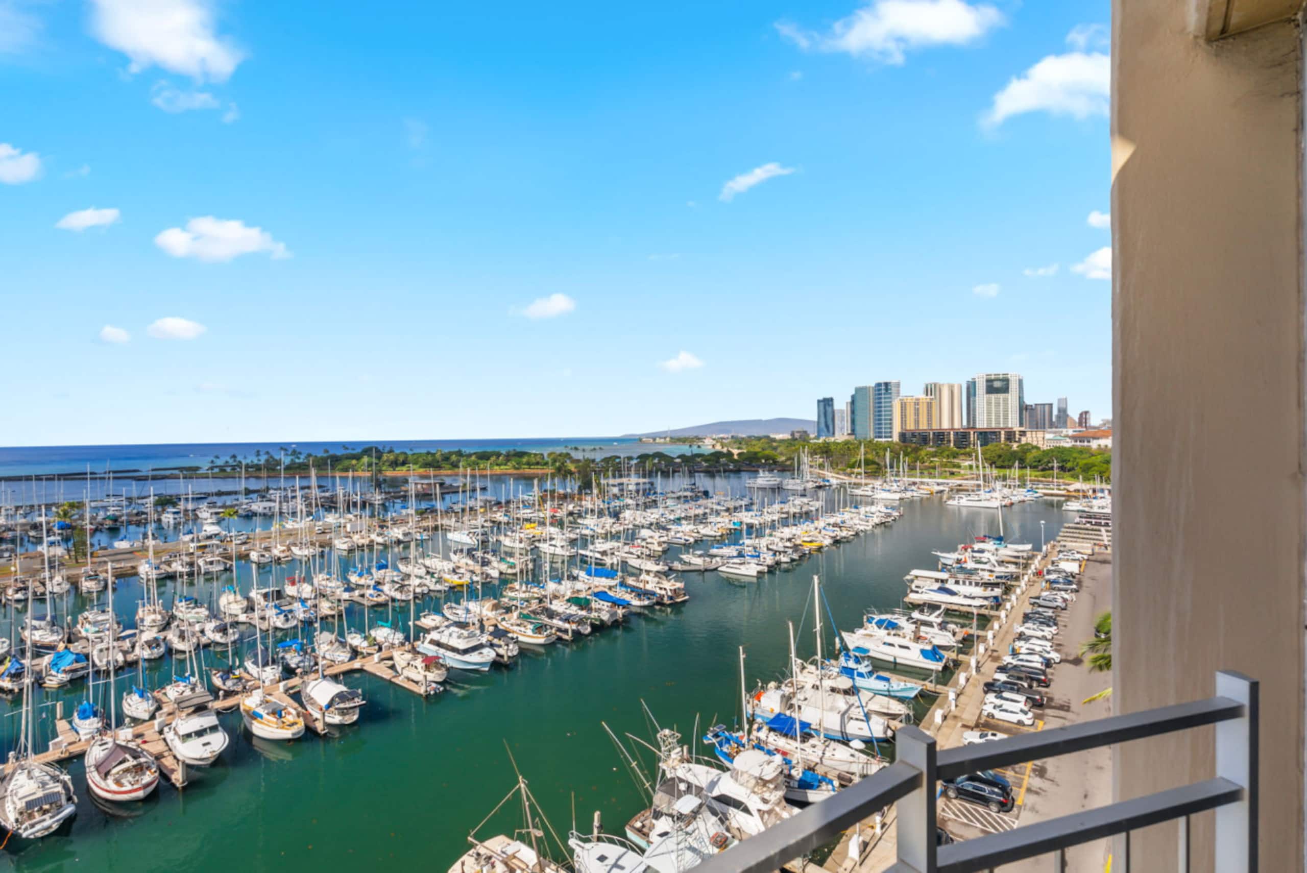 *Oceanfront Renovated Getaway in Waikiki - Image 30