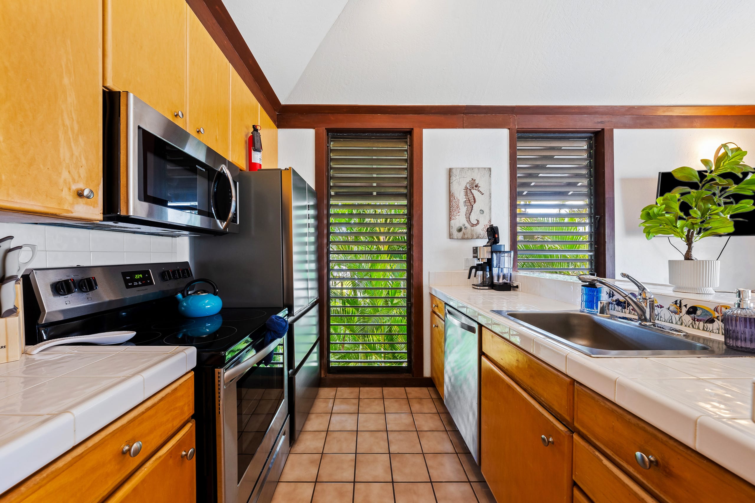KP40 Walk to Beach!Top Corner Unit, A/C, Pool, Gym - Photo 9