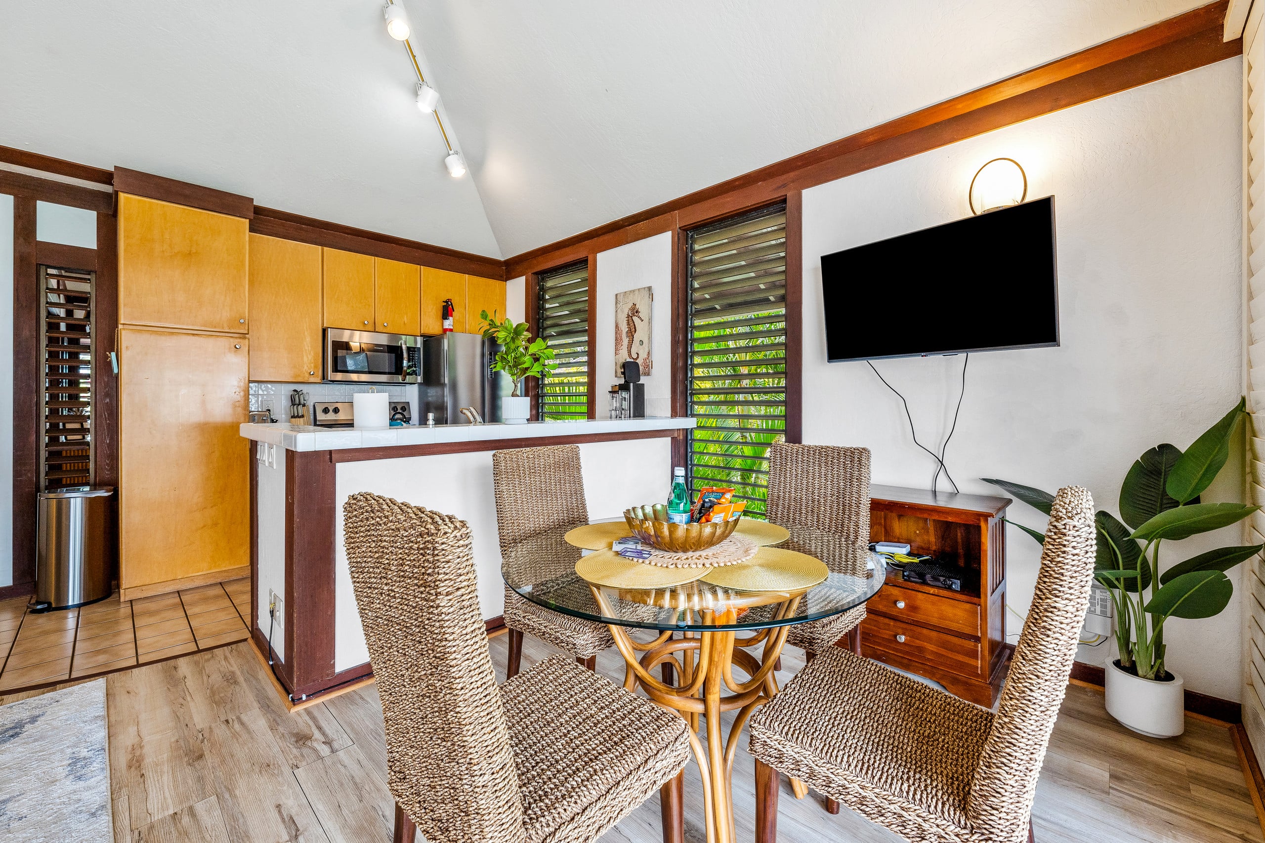 KP40 Walk to Beach!Top Corner Unit, A/C, Pool, Gym - Photo 8