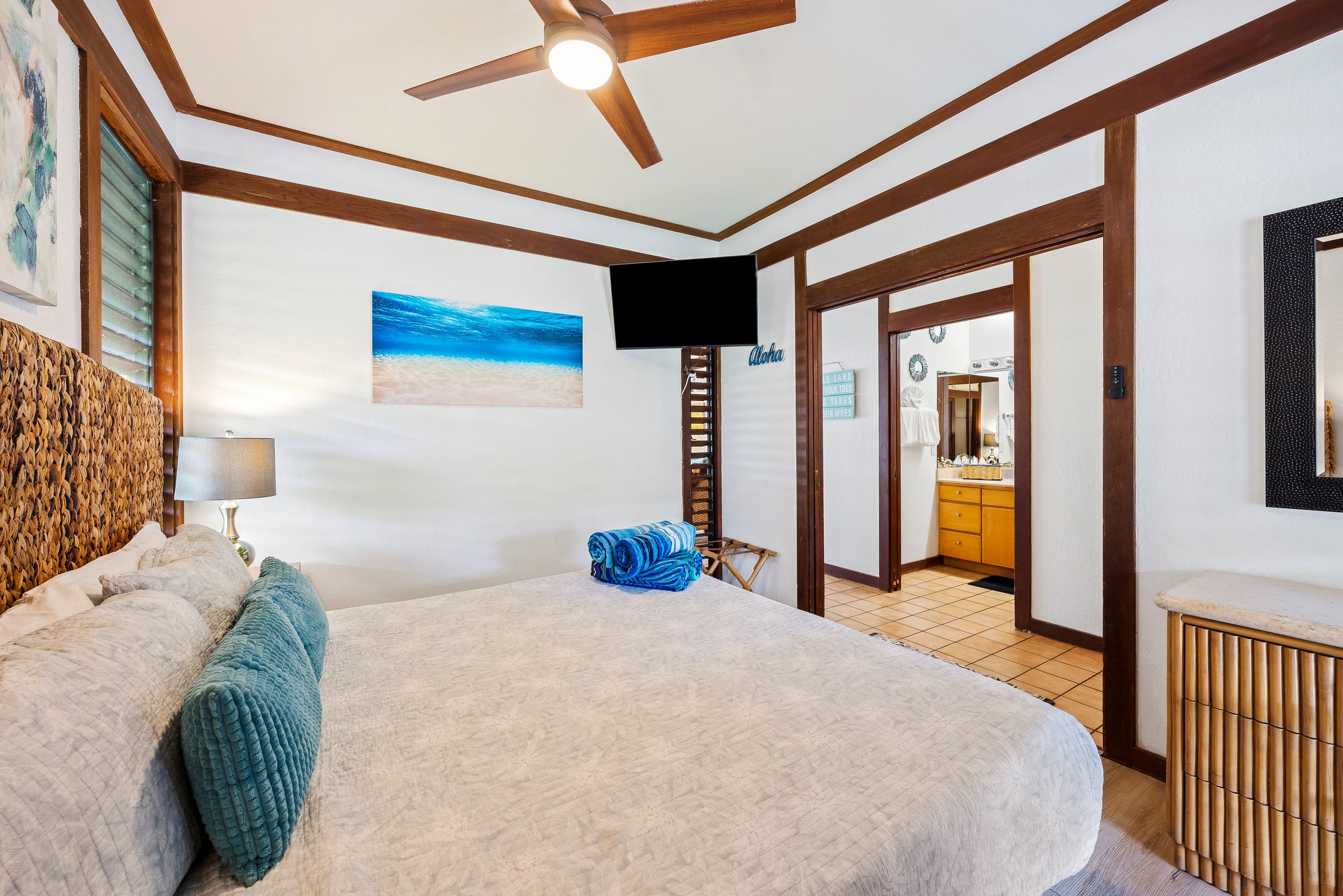 KP40 Walk to Beach!Top Corner Unit, A/C, Pool, Gym - Photo 15