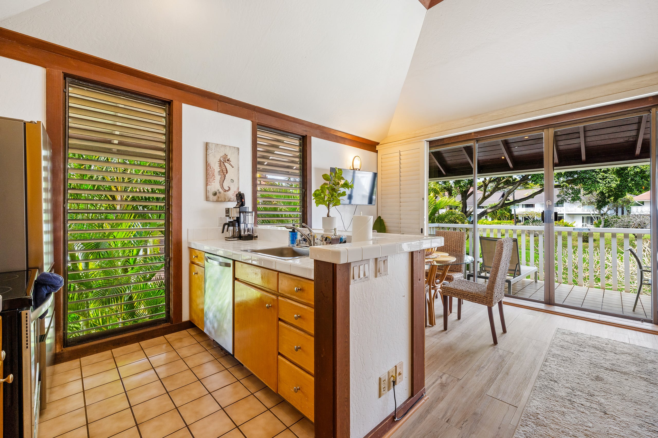KP40 Walk to Beach!Top Corner Unit, A/C, Pool, Gym - Photo 13