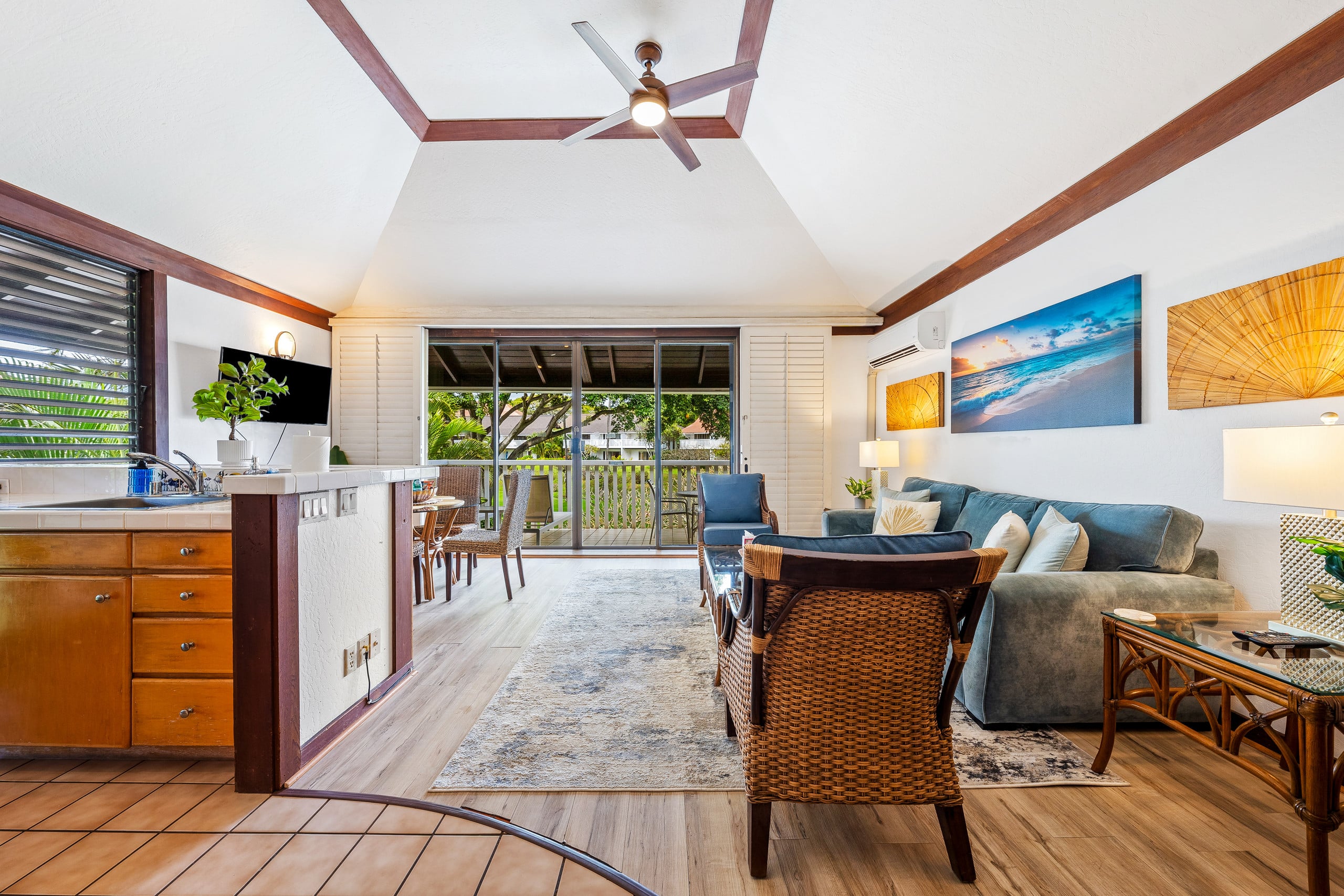 KP40 Walk to Beach!Top Corner Unit, A/C, Pool, Gym - Main photo