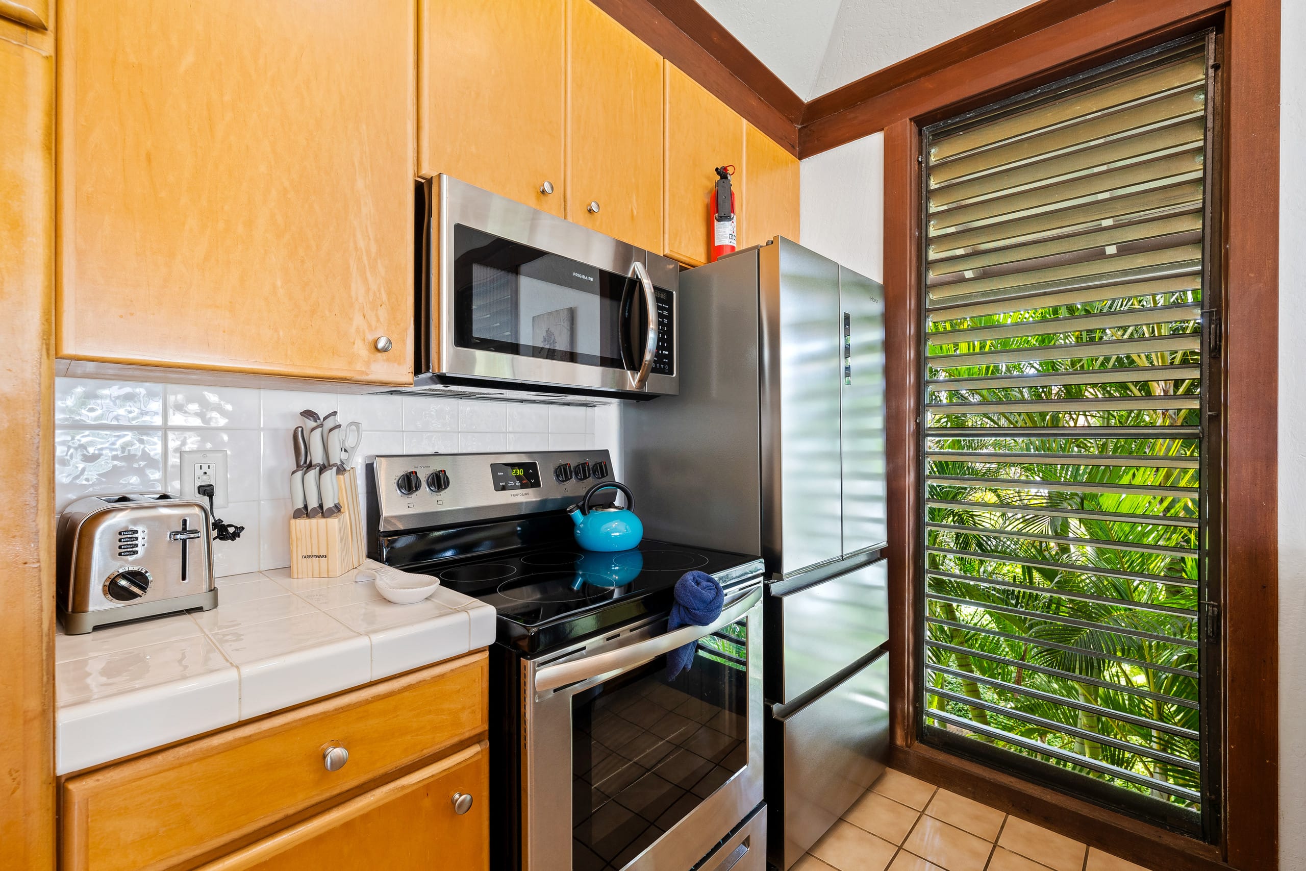 KP40 Walk to Beach!Top Corner Unit, A/C, Pool, Gym - Photo 10
