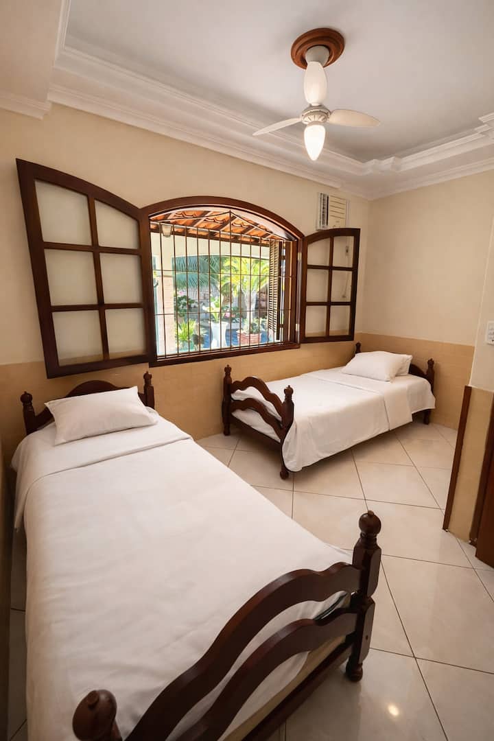 Lit,photo de l'ensemble de la chambre,chambre