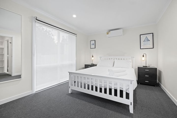 Dormitorio cinco: cama tamaño queen, baño privado y bata