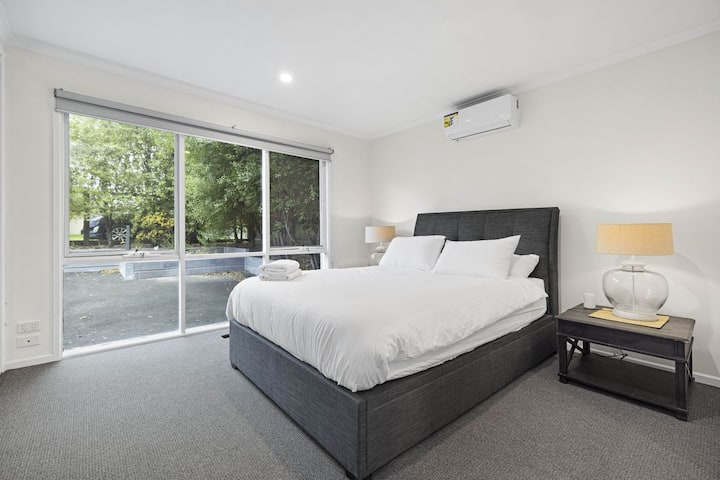 Dormitorio principal: cama tamaño queen, aire acondicionado, batas y baño privado