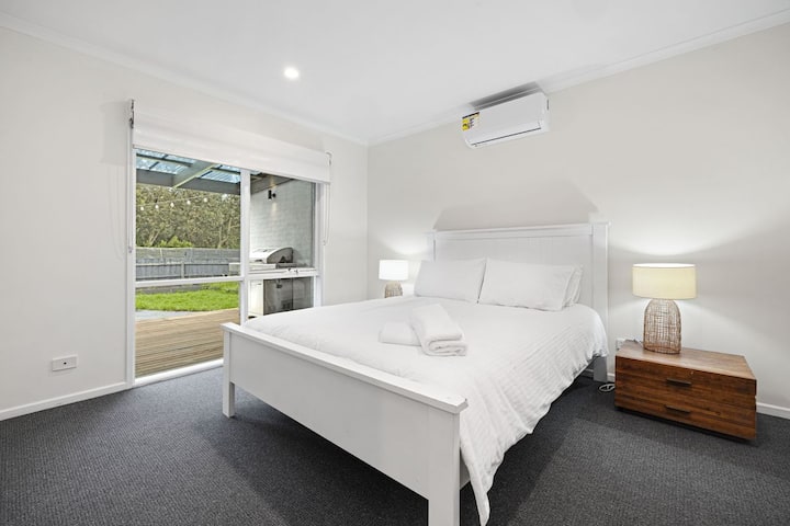 Dormitorio tres: cama tamaño queen, batas y aire acondicionado