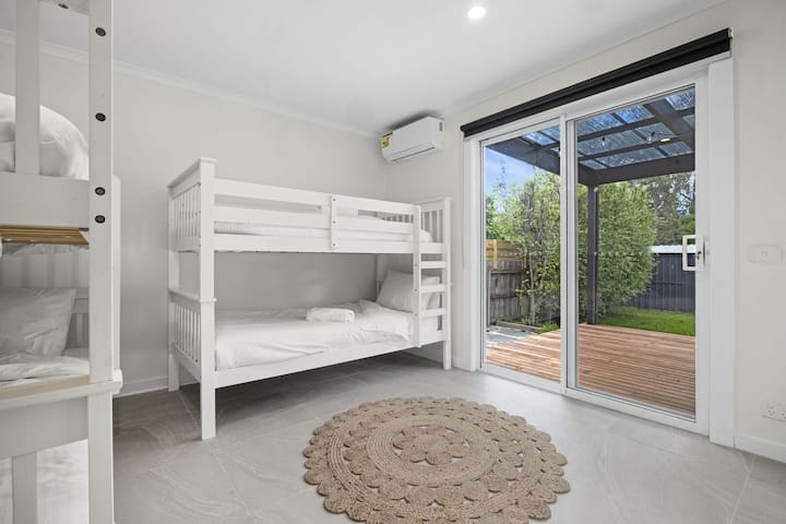 Dormitorio dos: dos juegos de literas, acceso a la terraza