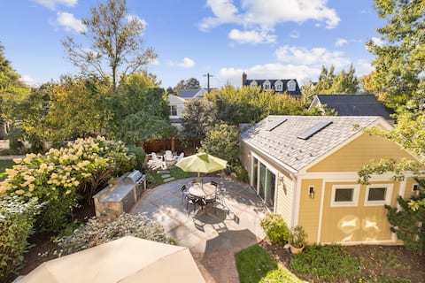 Clarendon Getaway, 6-BR Luxurious Urban Estate