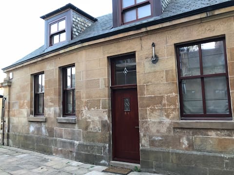 Top performing Airbnb: 2-Bed Cottage, Sleeps 4, 10 mins to Glasgow Centre in Pollokshields