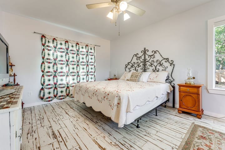 Spálňa 1 | veľká manželská posteľ | rozkladacia pohovka | posteľná bielizeň 