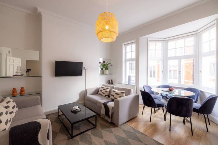 The Maddox – Unique 3BR Apartment in Prime Mayfair gallery image 2