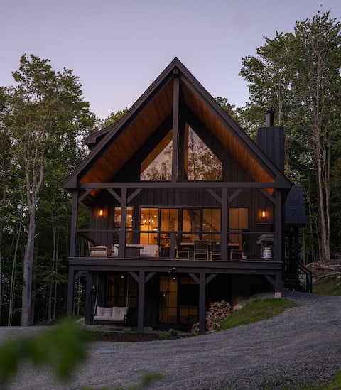 Highland Haus: stunning ski getaway with hot tub