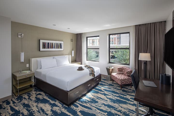 Unit with Queen bed. Exact unit will be assigned upon arrival.