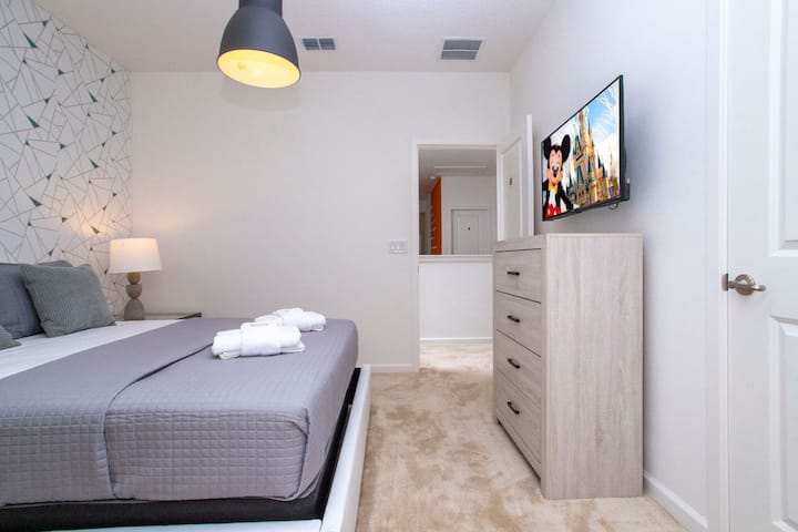 Svaka spavaća soba ima vlastiti TV i ormar.