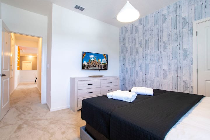 Svaka spavaća soba ima vlastiti TV i ormar.