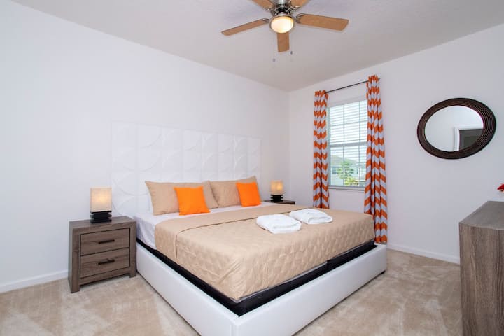 Opustite se u našim visokokvalitetnim krevetima nakon uzbudljivog dana u parkovima.