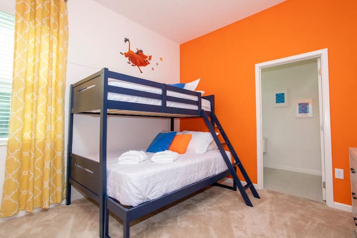 Opustite se u našim visokokvalitetnim krevetima nakon uzbudljivog dana u parkovima.