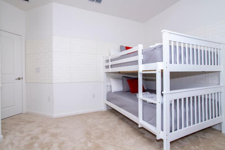 Opustite se u našim visokokvalitetnim krevetima nakon uzbudljivog dana u parkovima.