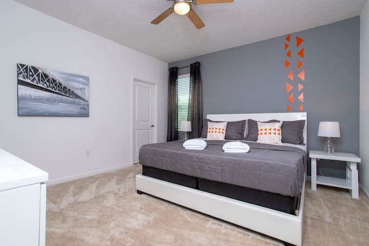 Opustite se u našim visokokvalitetnim krevetima nakon uzbudljivog dana u parkovima.