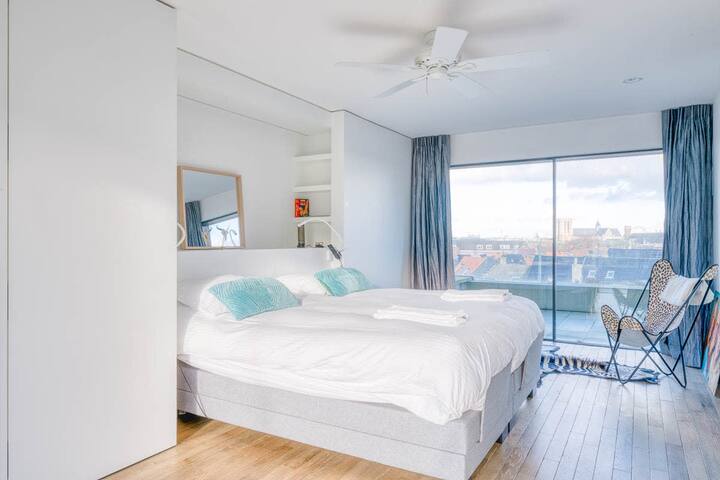 Luxury Duplex Penthouse With Designer Furniture gallery image 3