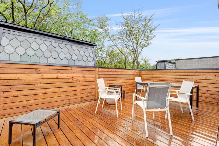 Historic Charm Overlooking Parc Lafontaine! gallery image 4