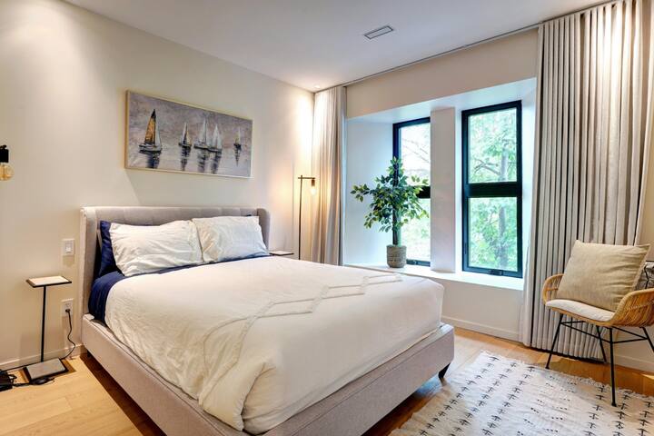 Historic Charm Overlooking Parc Lafontaine! gallery image 5