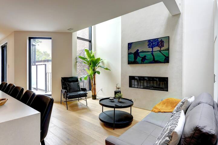 Historic Charm Overlooking Parc Lafontaine! gallery image 3