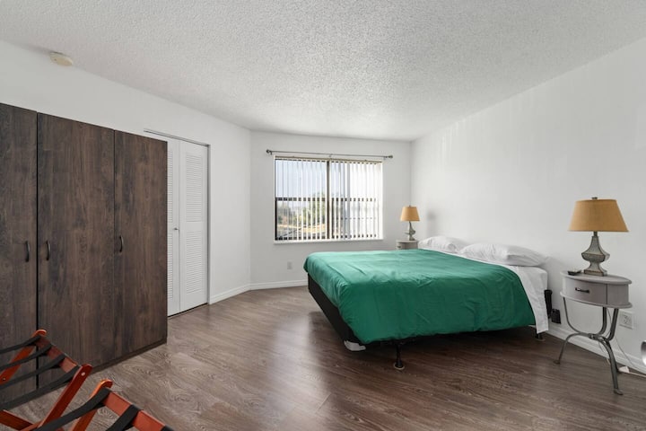 Dormitorio principal con una cama tamaño king con un colchón nuevo, actualizado en febrero de 2026 para mayor comodidad.