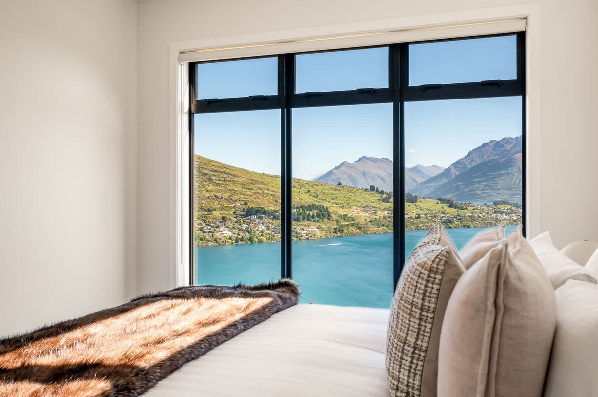 Second Master Suite with Ensuite – Оваа пространа втора главна спална соба има сопствена приватна бања, која нуди спокојно одморалиште со луксузни детали, совршено за релаксација и удобност.