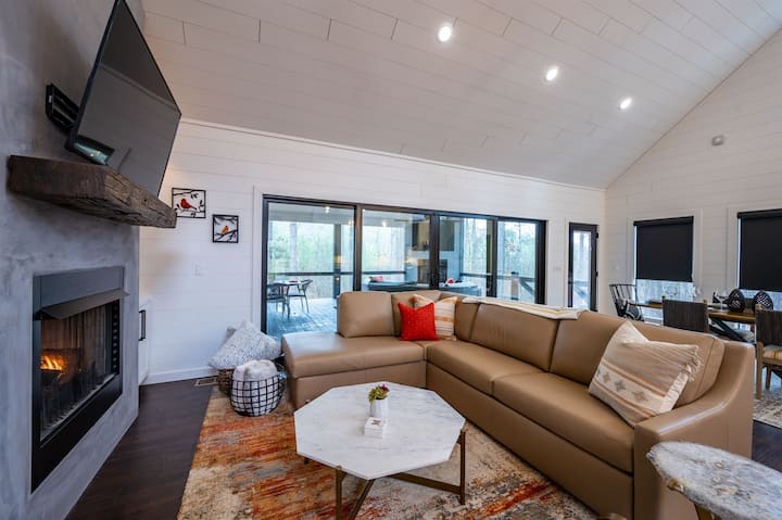 Каскадните стаклени врати се отвораат на пространата задна тераса