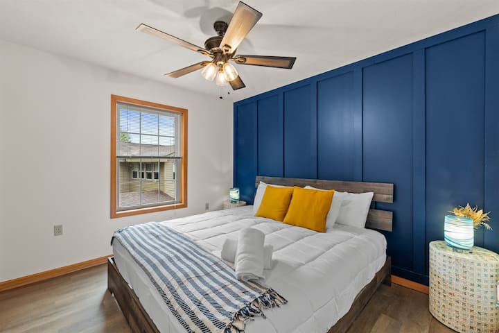 Спалня с голямо двойно легло, предназначено за спокойни нощи.