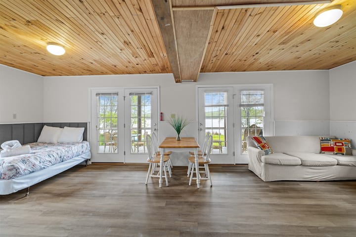 Бонус стаята предлага допълнително пространство, в което да се разпръснете, с пълноразмерно легло, уютен диван с телевизор и малка маса за хранене – идеална за игри, неофициални ястия или отдих с филм.