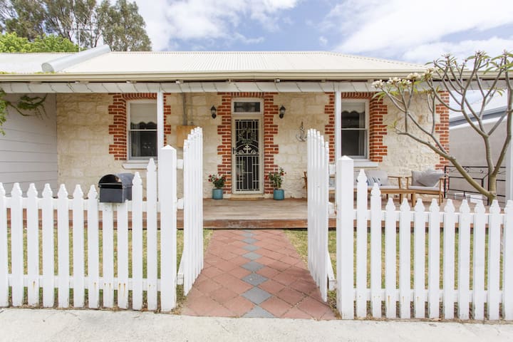 Charming Charlie – Pet-Friendly South Fremantle