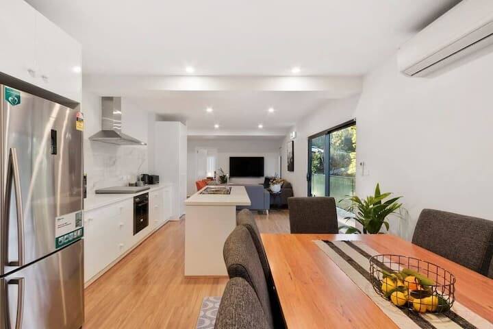 “The Tree House Hobart” – 10kms to CBD – Sleeps 8. gallery image 4
