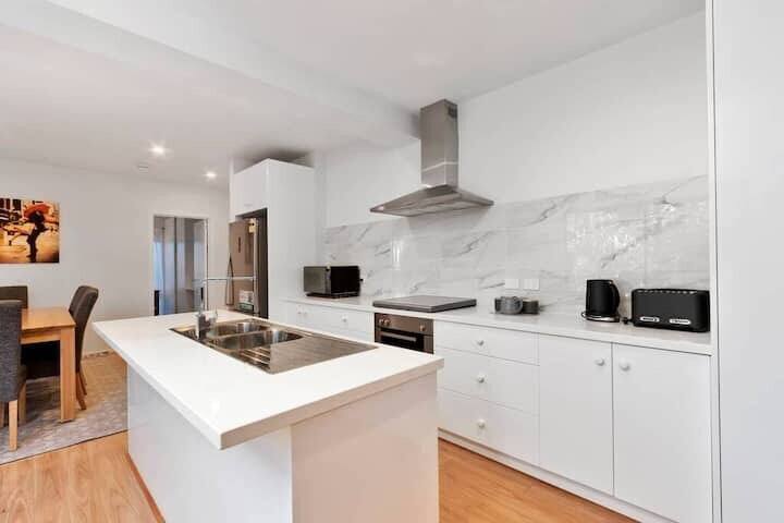 “The Tree House Hobart” – 10kms to CBD – Sleeps 8. gallery image 5