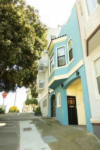 Enjoy a Golden Gate view in your 3BD Nob Hill home gallery image 4