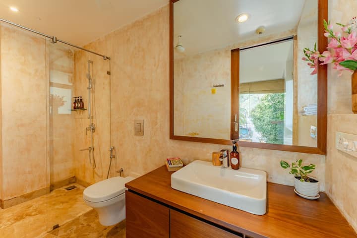 ✨Earth-toned walls and warm wood textures create a spa-like calm in this well-lit bathroom.
Finished with elegant fittings, a large mirror and charming greenery✨