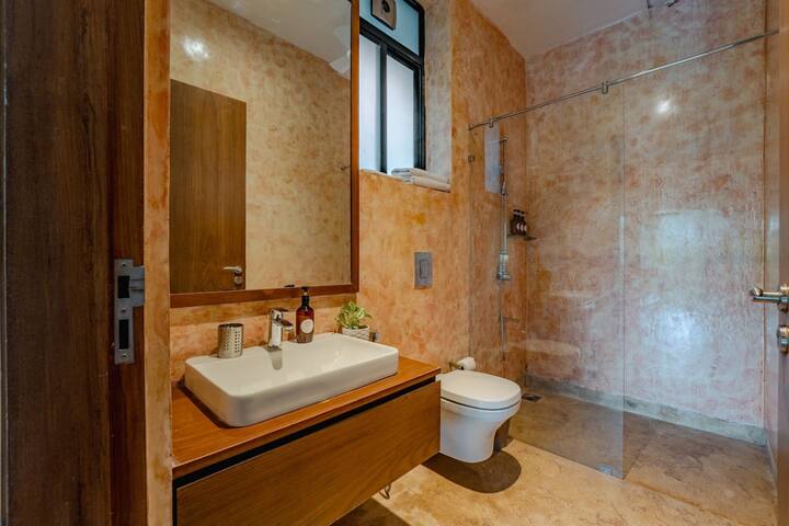 ✨Earthy textures meet modern fixtures in this warm-toned bathroom.
A serene space to refresh and unwind in natural elegance✨