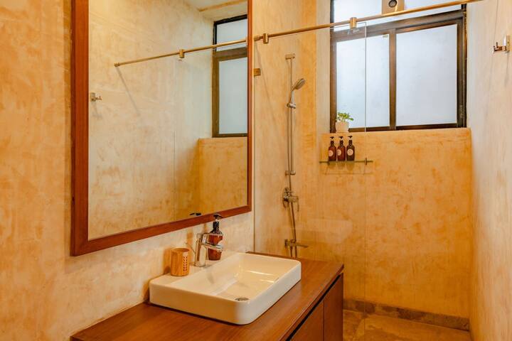 ✨Earthy tones and sleek fittings give this bathroom a spa-like calm.
A perfect space to refresh and reset between your Goa adventures✨