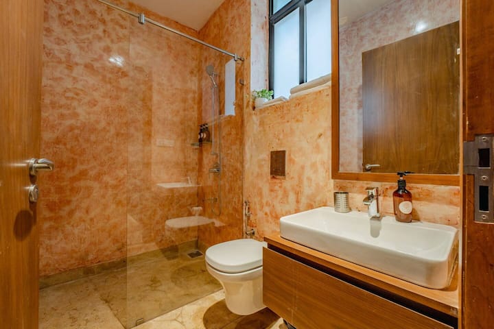 ✨Terracotta textures and warm lighting turn this bathroom into a cozy retreat.
Every detail invites you to slow down, breathe deep and unwind✨
