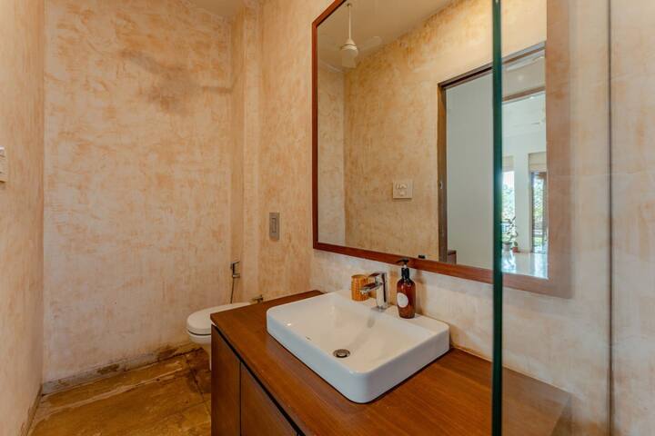 ✨This powder room pairs minimalism with earthy tones for a grounded, calming vibe.
Perfect for a quick refresh in style and comfort✨